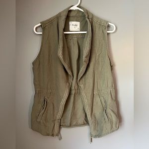 MUDD Olive Green Vest - size (M)